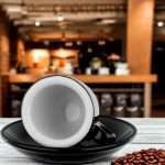 12-teiliges Espressotassen-Set im italienischen Design: innen weiß, außen schwarz, Tasse "Life is beautiful", hält den Espresso warm, Fassungsvermögen 56 ml.